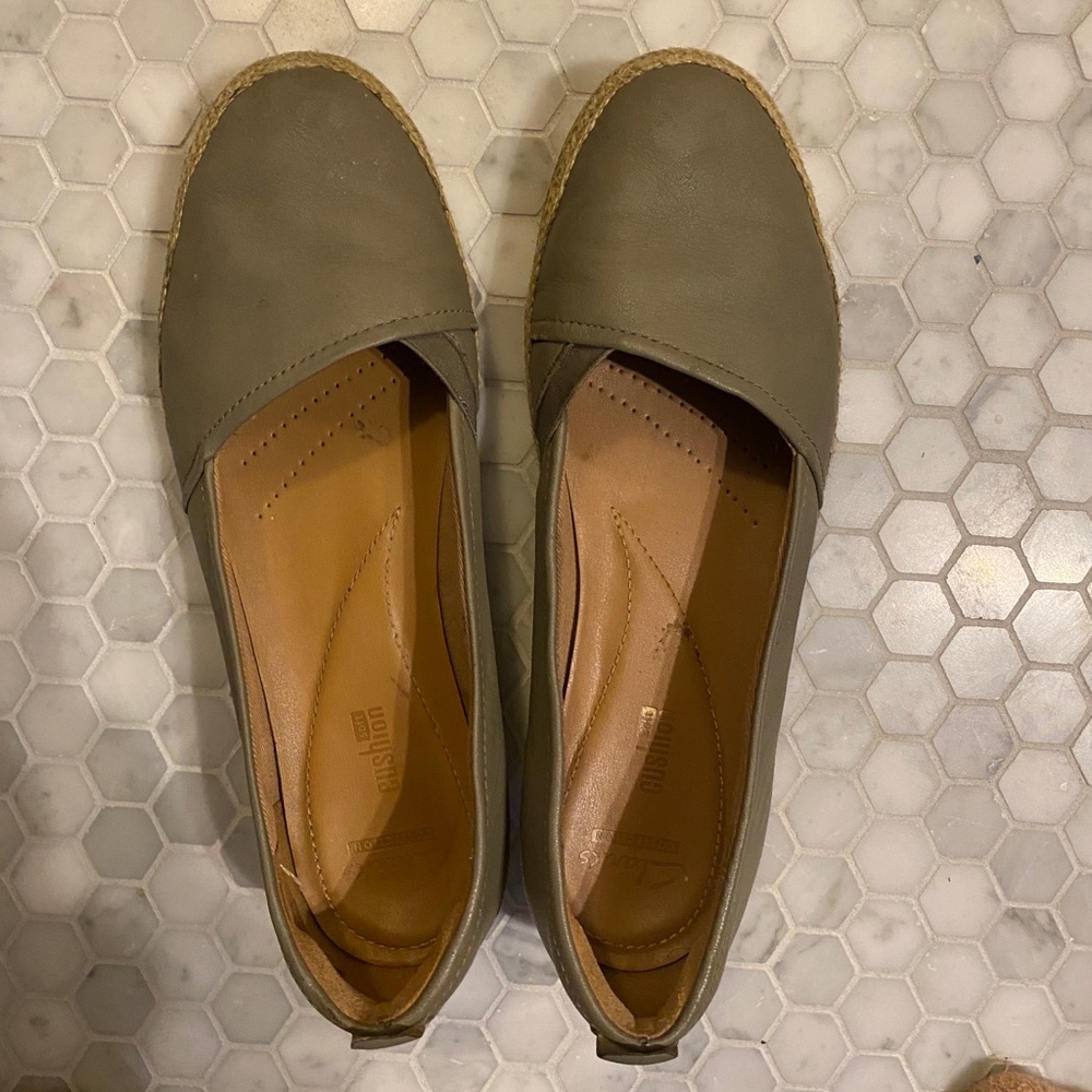 Clarks size 9 olive